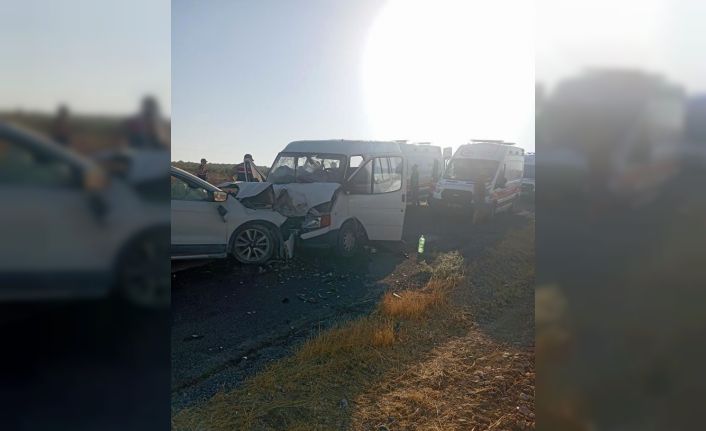 Hilvan’da tarım işçilerini taşıyan minibüs ile otomobil çarpıştı: 10 yaralı