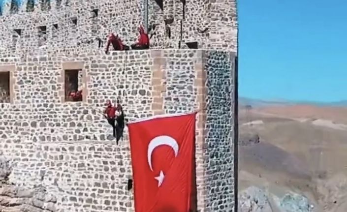 Hoşap Kalesi’nde bayrak yeniden asıldı
