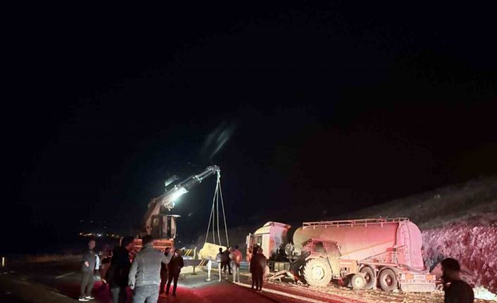 Iğdır-Doğubayazıt yolunda traktör ile kamyon çarpıştı: 3 yaralı