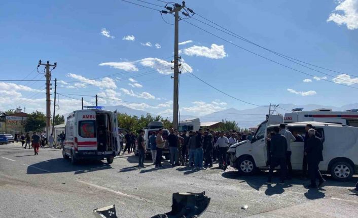 Iğdır’da zırhlı polis aracıyla otomobil çarpıştı: 4 yaralı