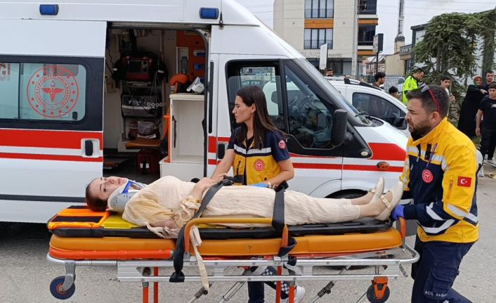 İki otomobil çarpıştı, 3 kişi yaralandı