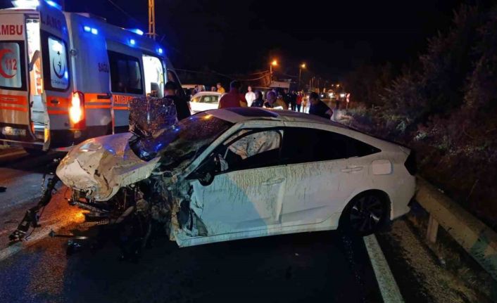 İki otomobil kafa kaya çarpıştı: 4 yaralı