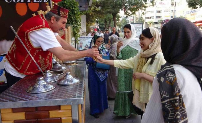 İranlı turistler Van esnafının yüzünü güldürdü