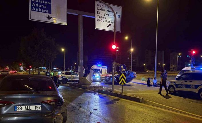 Işıkta bekleyen otomobile arkadan çarpıp, takla attı