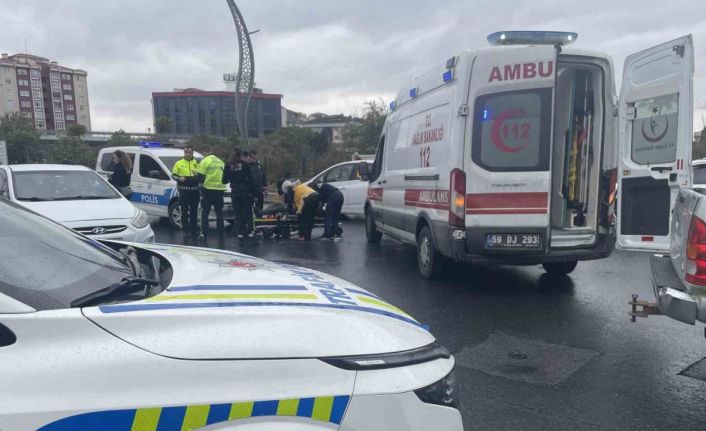 Islak zeminde kayan motosikletten düşen sürücü yaralandı