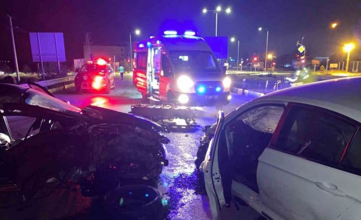 Isparta-Eğirdir kara yolunda otomobiller çarpıştı: 2 yaralı