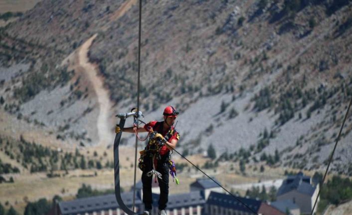 Isparta’da bin 850 rakımda teleferikte nefes kesen kurtarma tatbikatı