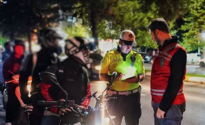 Isparta’da vatandaşların huzurunu bozan araçlar trafikten men edildi