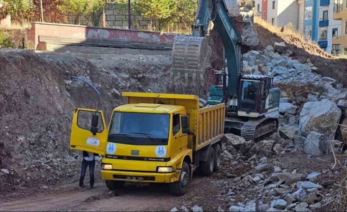 İspir’de heyelan krizi