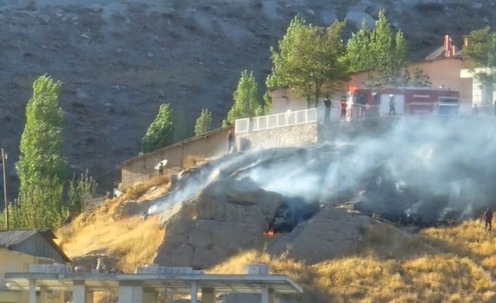 İtfaiye ekibinden anız yangınlarına müdahale