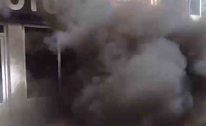 İtfaiye ekipleri yangınla mücadele ederken patlama yaşandı