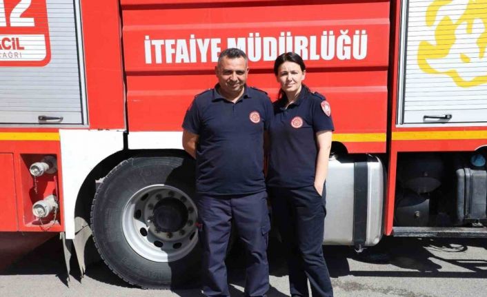 İtfaiyeci çift birlikte alevlerle savaşıyor
