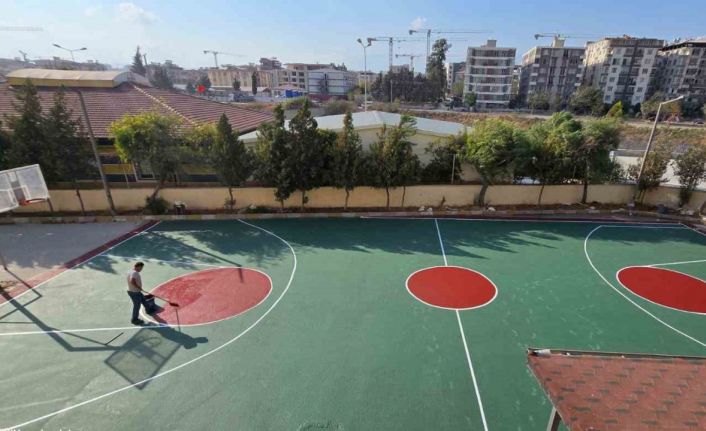 İZAKUT İzmir gönüllüleri Defne’de iki spor sahası yaptı