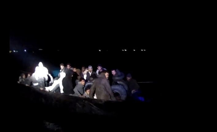 İzmir açıklarında 56 düzensiz göçmen yakalandı