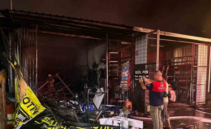 İzmir’de sanayi sitesinde yangın: 3 iş yeri kül oldu