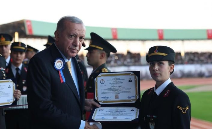 Jandarma Astsubay Meslek Yüksekokulu birincisi Gülsena Erken, diplomasını Cumhurbaşkanı Erdoğan’ın elinden aldı
