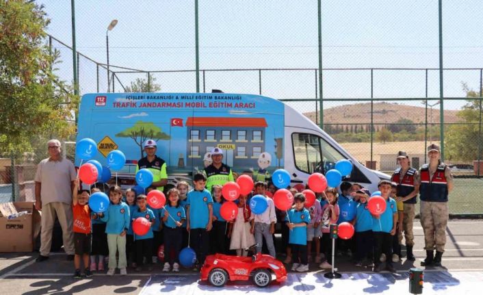 Jandarmadan 170 öğrenciye teorik ve pratik trafik eğitimi