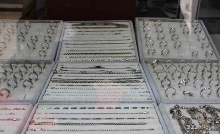 Kadınlar altını, erkekler gümüşü tercih ediyor
