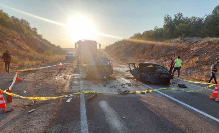 Kafa kafaya çarpışan iki otomobil alev aldı: 3 ölü, 5 yaralı