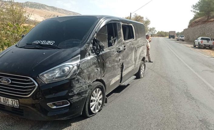 Kamyon ile minibüs çarpıştı: 1 yaralı