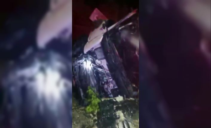 Kamyon şarampole devrildi: Sürücünün eşi hayatını kaybetti