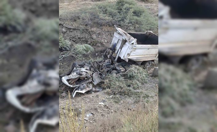 Kamyon şarampole uçtu: Sürücü ağır yaralı