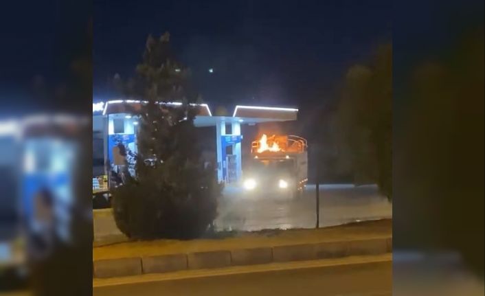 Kamyonet alevler arasında akaryakıt istasyonuna girdi