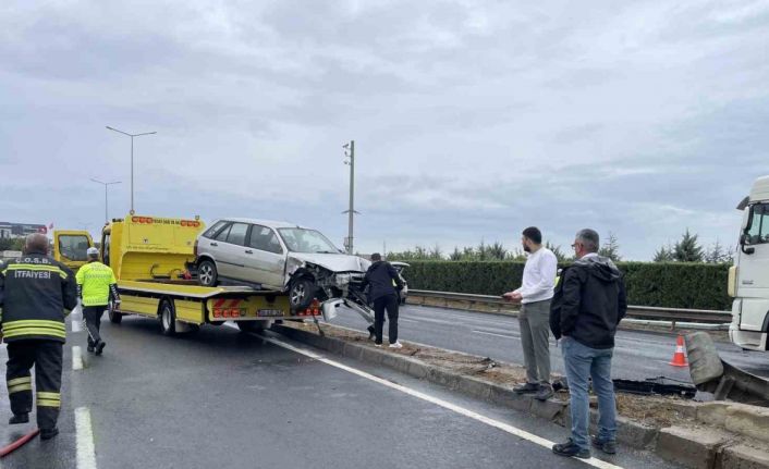 Kamyonla çarpışan otomobil refüje daldı