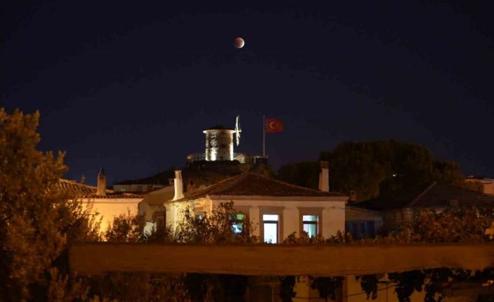 "Kanlı Ay" Ayvalık’tan görüntülendi