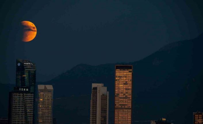 Kanlı ay İzmir’e görsel şölen yaşattı