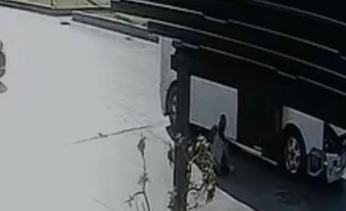 Kapısı açık hareket eden minibüsten öğrenci düştü