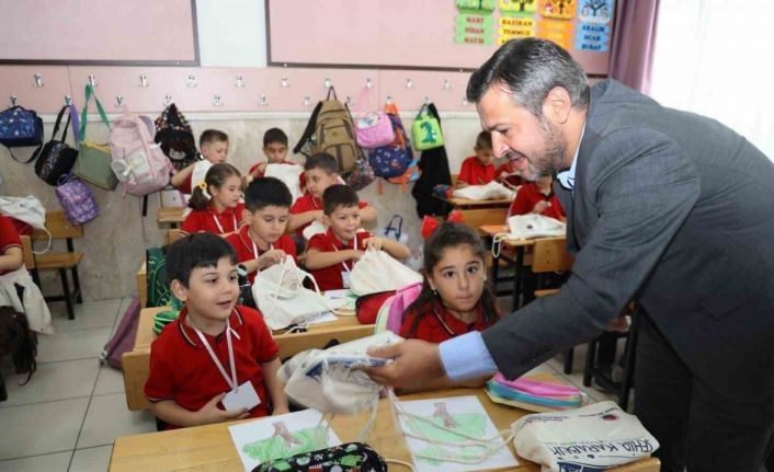 Karabük Belediyesi’nden öğrencilere "okula başlangıç seti" desteği
