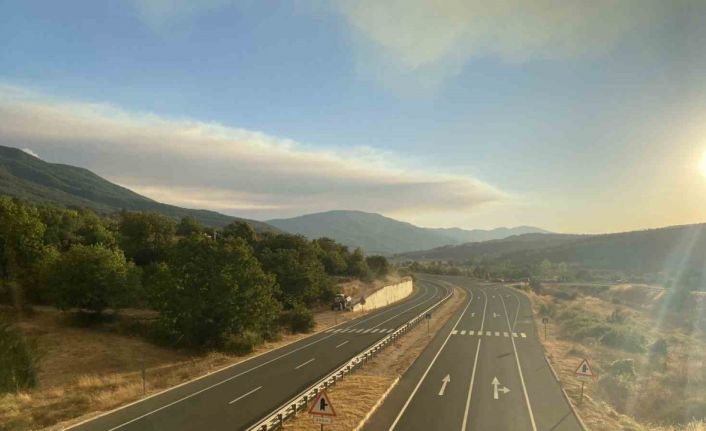 Karabük’ün Safranbolu ilçesi ile Kastamonu’nun Araç ilçesi sınırlarındaki orman yangınları sebebiyle Kastamonu-Karabük kara yolu Karabük ve Kastamonu’nun Araç ilçeleri arasında araç trafiğine kapatıldı.