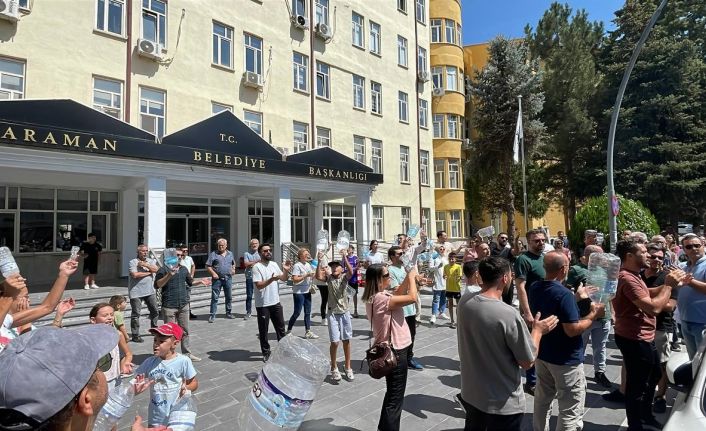 Karaman’da 3 gündür susuz kalan site sakinleri durumu belediye önünde protesto etti