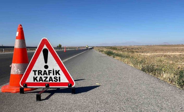 Karaman’da bariyerlere çarpan otomobildeki 3 kişilik aile ölümden döndü