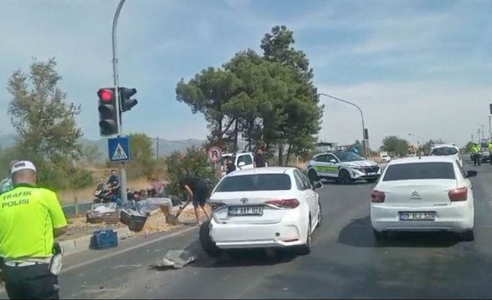 Karayolu incir tarlasına döndü, vatandaşlar ve polis ekipleri yolu açmak için incir toplandı
