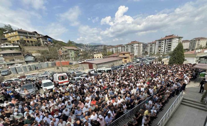 KARDEMİR’deki iş kazasında yaşamını yitiren Yağız’ı yüzlerce kişi uğurladı