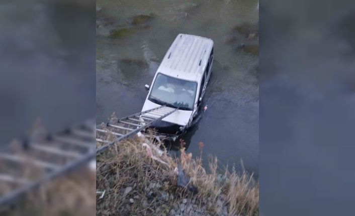 Kars Çayı’na hafif ticari araç düştü: 1 yaralı