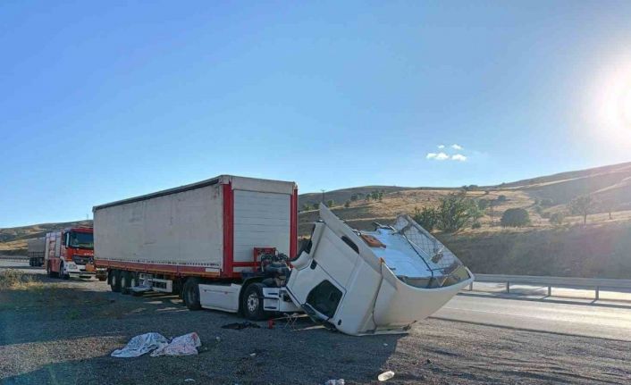 Karşı şeride geçen tır, devrilerek ikiye ayrıldı