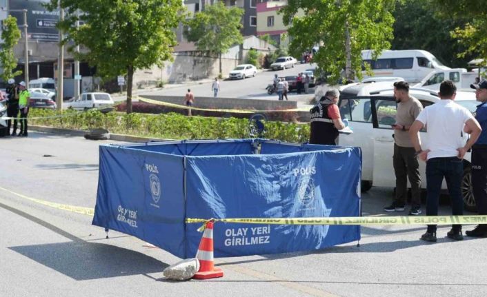 Karşıdan karşıya geçmek isteyen kadın otomobil çarpması sonucu hayatını kaybetti