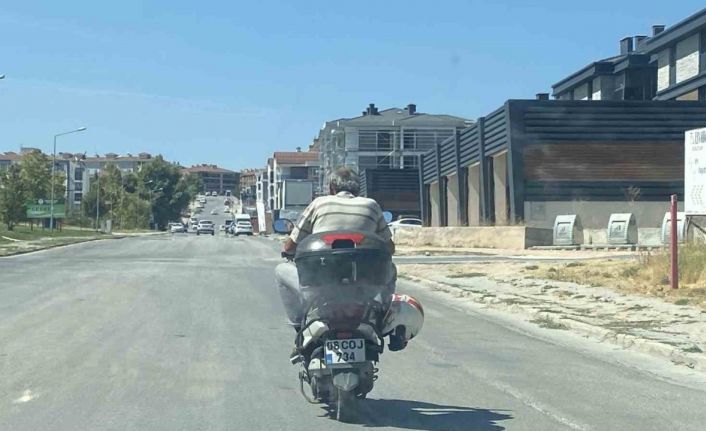 Kaskı kafasına değil motosikletin demirine taktı