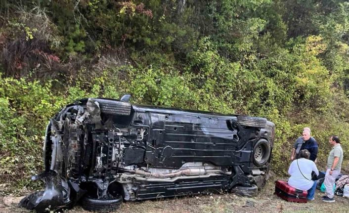 Kastamonu’da hafif ticari araç takla attı: 3 yaralı