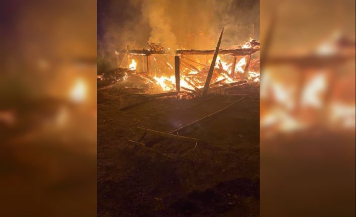 Kastamonu’da iki katlı ev ve ahır alevlere teslim oldu