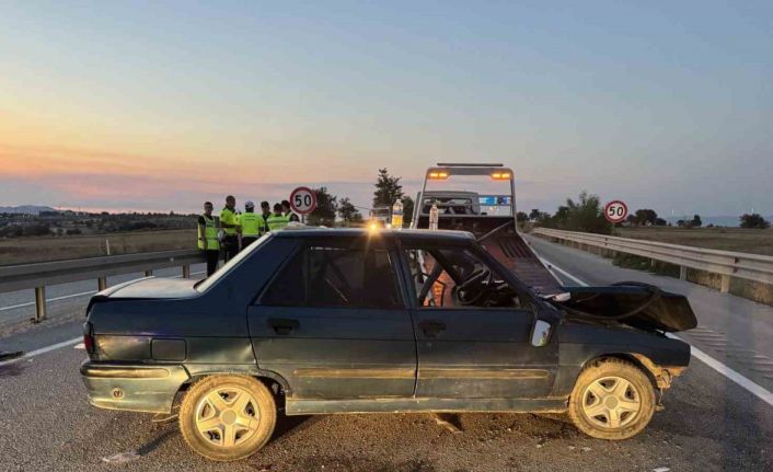 Kastamonu’da otomobil bariyerlere çarptı: 2’si ağır 5 yaralı