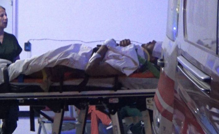 Kavga ederken yola kontrolsüzce atlayan gence otomobil çarptı