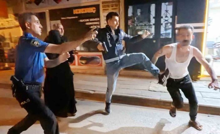 Kavgaya müdahale eden polise bıçak ve sandalyeli saldırı: 2’si polis 4 yaralı