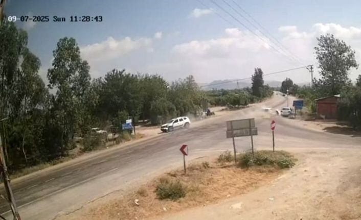 Kavşakta yaşanan kaza güvenlik kamerasına yansıdı
