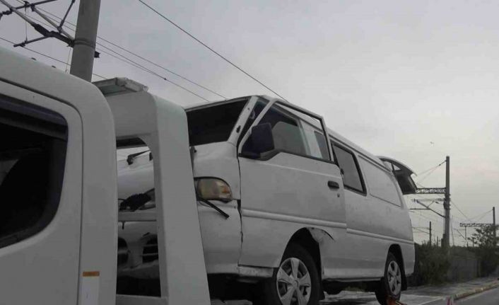 Kaygan zeminde kontrolden çıkan minibüs devrildi: 1 yaralı