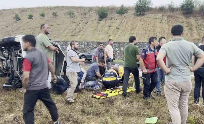 Kayganlaşan yolda minibüs devrildi: 3 yaralı