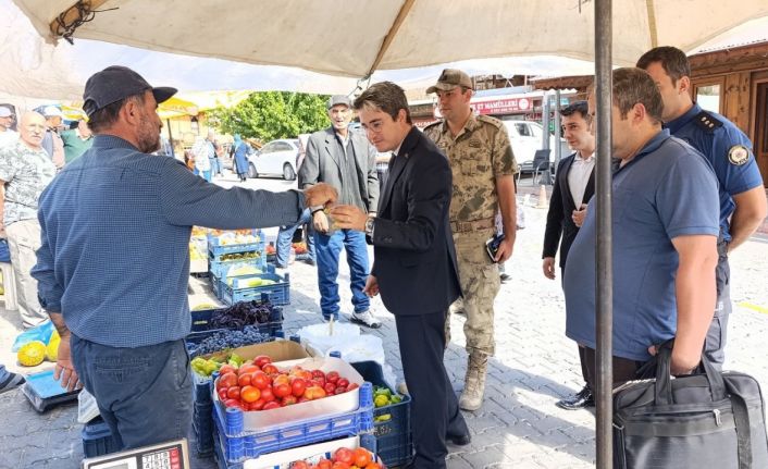 Kaymakam Arıkan pazar yeri ve okulda incelemede bulundu